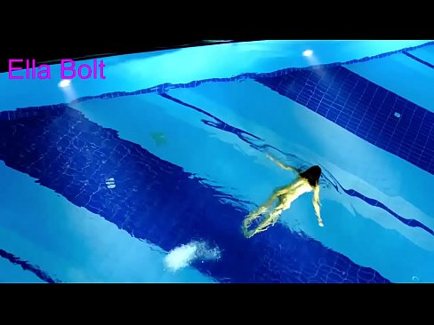 ❤️ म हेर्न रोक्न सक्दिन, जवान गोरा ELLA BOLT रिसोर्ट पूलमा नग्न पौडी खेल्दै समातियो ❤❌ हामी मा ☑